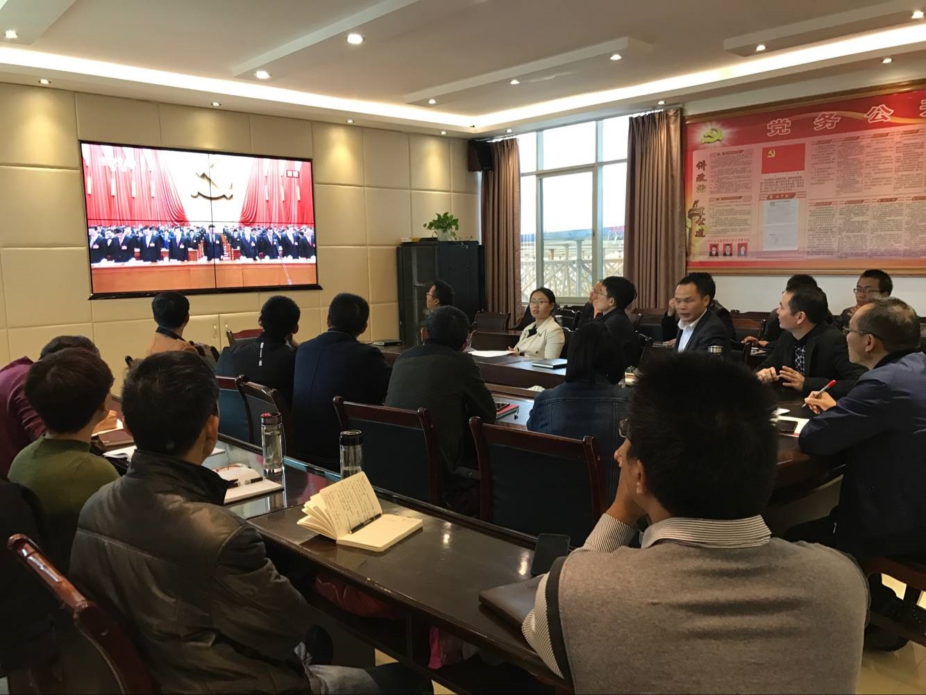 安龙县委组织部全体干部职工集中收看十九大开幕会.jpg