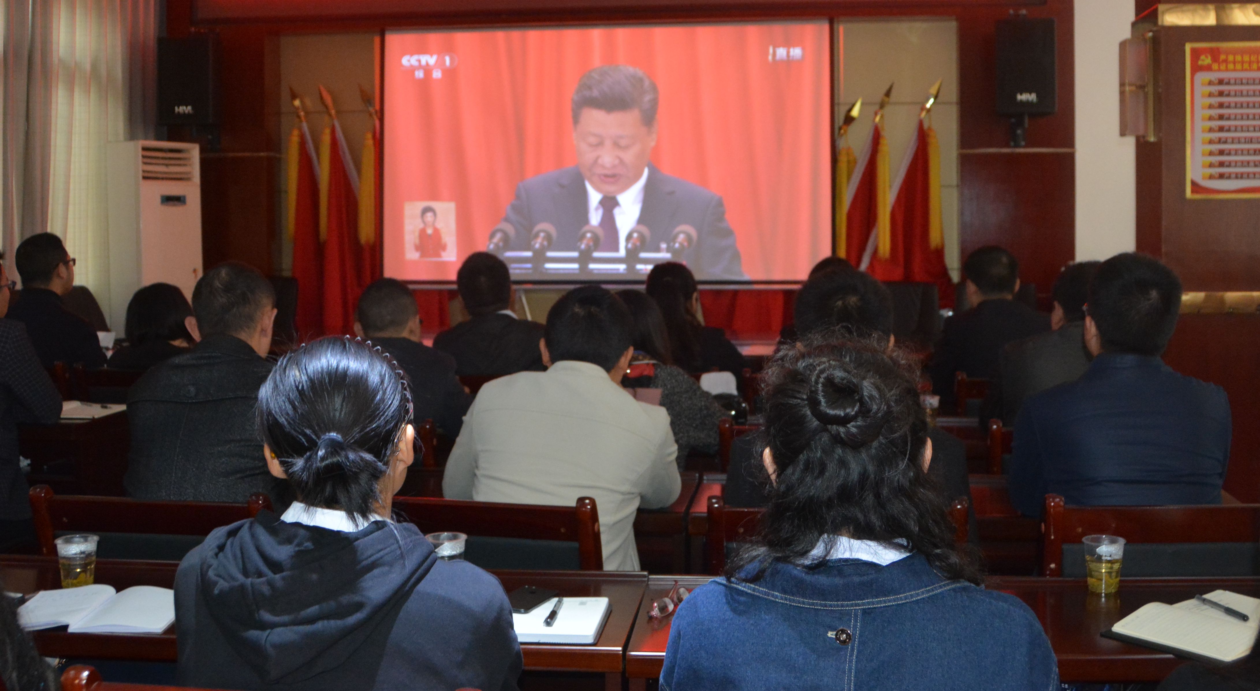 兴义市委组织部集中收看党的十九大开幕会_副本.jpg